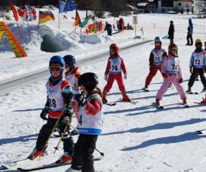Układanka Typowe sceny zimowe z dziećmi na narty w góry