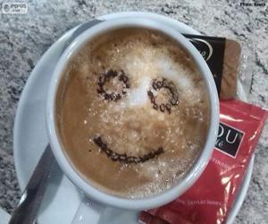 Układanka Uśmiechający się kawy z mlekiem