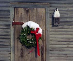 Układanka Wianek Boże Narodzenie wisiał w drzwiach domu