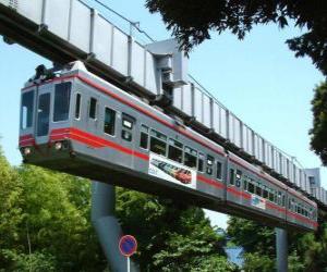 Układanka Zawieszone szynowe monorail. Pasażerowie szynowe monorail korzystających z widoków fairground