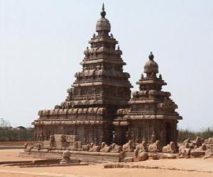 Układanka Świątynia nadbrzeżna ponad wygląda Zatoki Bengalskiej i jest zbudowany z bloków granitowych, Mahabalipuram, Indie
