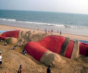 Układanka Święty Mikołaj rzeźby na plaży się